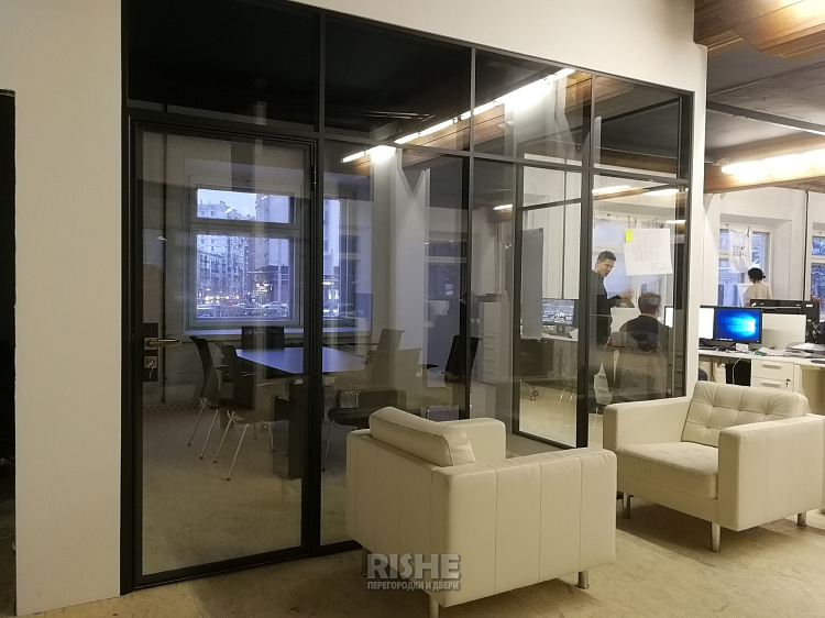 Стеклянные двойные офисные перегородки и двери в черном профиле Slim (15).jpg